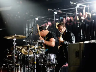mgid:file:gsp:scenic:/international/mtvema/2014/images/galleries/2014-ema-hightlights/Mike-Kerr-BenThatcher-458707174.jpg