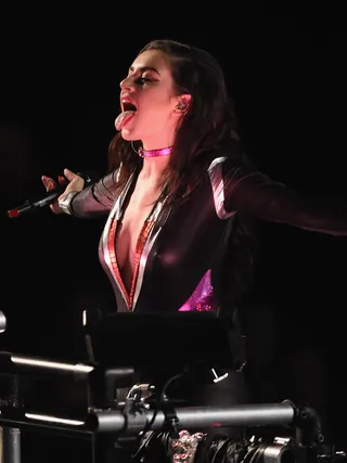 mgid:file:gsp:scenic:/international/mtvema/2014/images/galleries/2014-ema-hightlights/CharliXCX-458704468.jpg