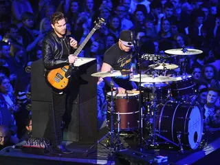 mgid:file:gsp:scenic:/international/mtvema/2014/images/galleries/2014-ema-performers/Mike-Kerr-BenThatcher-458702578.jpg