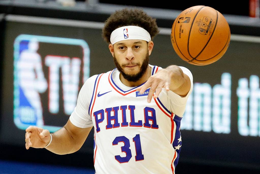 PHILADELPHIA, PENNSYLVANIA - DECEMBER 15: Seth Curry #31 of the Philadelphia 76ers passes the ball during the second quarter against the Boston Celtics at Wells Fargo Center on December 15, 2020 in Philadelphia, Pennsylvania. NOTE TO USER: User expressly acknowledges and agrees that, by downloading and/or using this photograph, user is consenting to the terms and conditions of the Getty Images License Agreement. (Photo by Tim Nwachukwu/Getty Images)