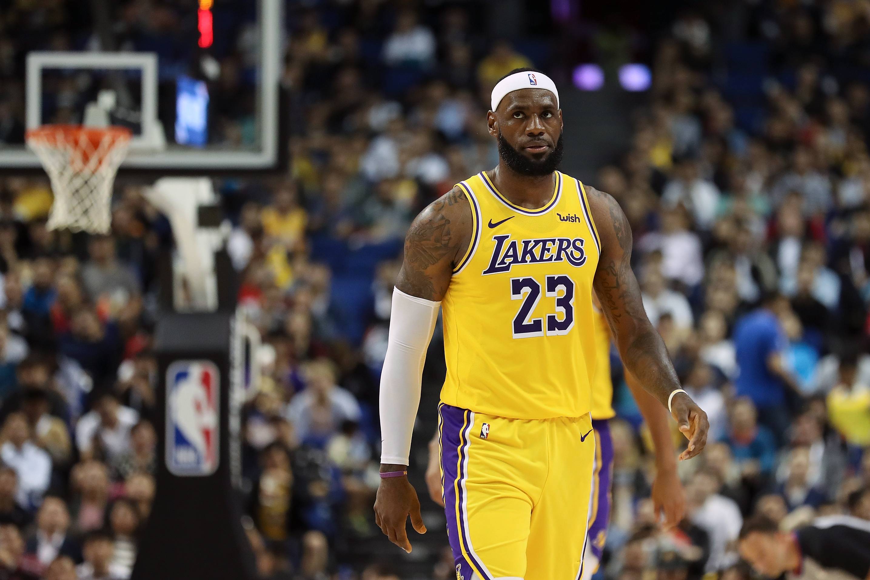 LeBron James extends, reportedly for two years, with Lakers