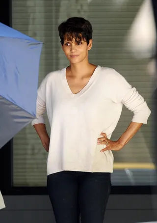 #iwokeuplikedis - The effortlessy gorgeous&nbsp;Halle Berry&nbsp;appears make-up free while filming her sci-fi drama series Extant in Los Angeles.&nbsp;(Photo: Cousart/JFXimages/WENN.com)