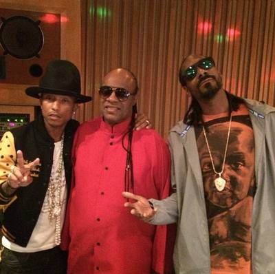 Snoop Dogg @snoopdogg - &quot;Session wit skate board p n the musical genius Stevie wonder !! Uh oh !! Albulm comin soon&nbsp;#snoopdogg&quot;Snoop Dogg prepares for his new album with only the greatest in the biz—Stevie Wonder and Pharrell.&nbsp;(Photo: Snoop Dogg via Instagram)