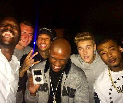 Tyrese @tyrese - Yes. That's Tyrese, pro football player Johnny Manziel, Justin Bieber, Tyga and Floyd Mayweather laughing at a house party thrown by the champ.    (Photo: Tyrese via Instagram)
