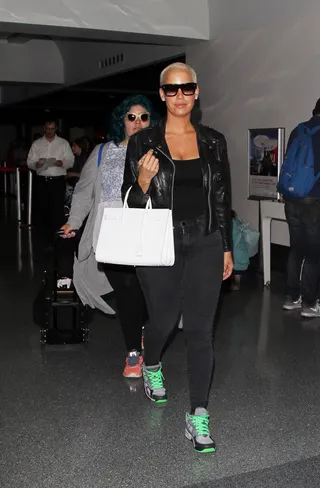 Sporty Travelista - Amber Rose&nbsp;is casual and cool in sneakers and a leather motorcycle jacket at LAX.(Photo: Tito / Splash News)