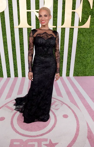 Back to Black - Singer Goapele looks dazzling on the carpet&nbsp;from her natural short cut to her stunning lacy black gown.&nbsp; (Photo: Jason Kempin/BET/Getty Images for BET)