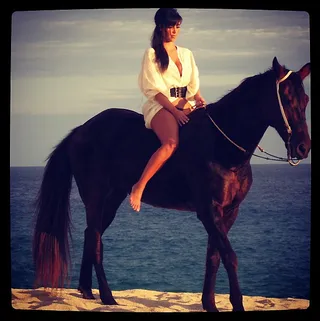 Horsing Around - And the star opts for this white belted tunic as she goes on a horse ride along the beach.  (Photo: Instagram)