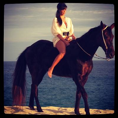 Horsing Around - And the star opts for this white belted tunic as she goes on a horse ride along the beach.  (Photo: Instagram)