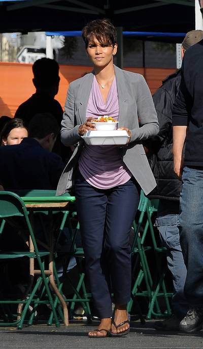 Break Time - Halle Berry grabs lunch on the downtown Los Angeles set of her TV series&nbsp;Extant.&nbsp;(Photo: Cousart/JFXimages/WENN.com)