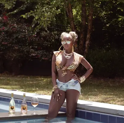 Mary J. Blige Goes Glam in Versace Bikini & Thong Sandals at Beach –  Footwear News