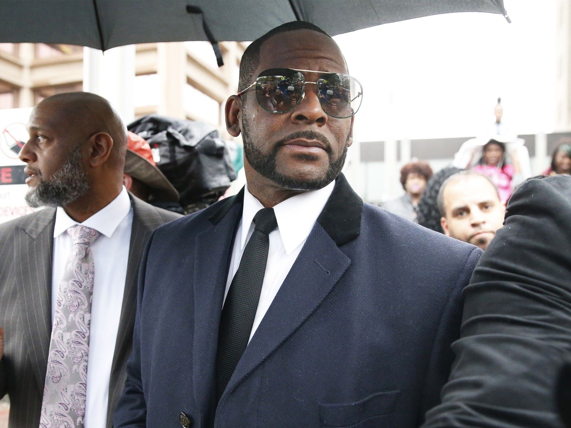 R. Kelly Hires Bill Cosby's Lawyer To Appeal His Sex Trafficking ...