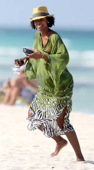 Beach Boho - Kelly Rowland, enjoying the sun and sand of Miami Beach, is spotted in layers of flowing fabrics and a straw hat.&nbsp;(Photo: WENN.com)