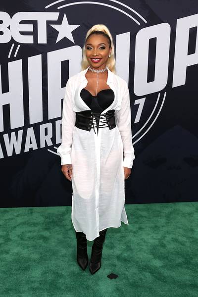 Zonnique Looks Gorgeous In Her White Button-Up Dress And Corset Ensemble - (Photo: Bennett Raglin/Getty Images for BET)