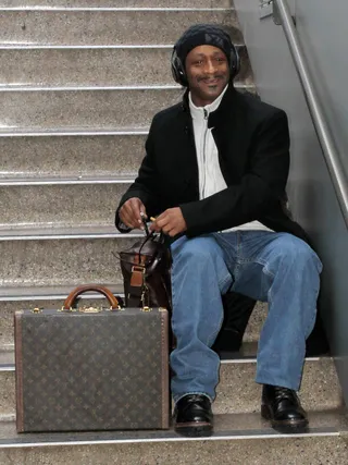 Flying High - Katt Williams stops for a cigarette before boarding a flight at LAX airport. (Photo: PacificCoastNews)