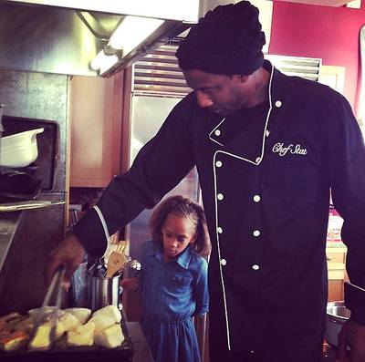 Amar?e Stoudemire  - The New York Knicks' baller holds court as grill master with his adorable kids.   (Photo: Instagram via Amar'e Stoudemire)
