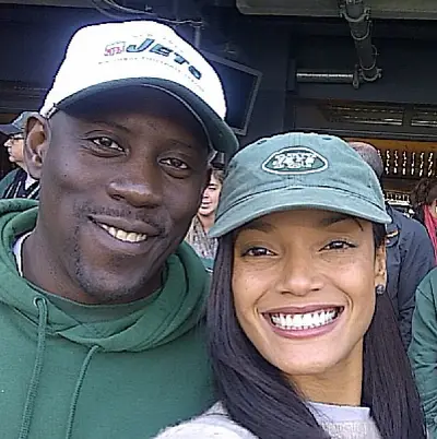 Selita Ebanks  - Like father, like daughter! Taking in the game with her proud papa, model Selita Ebanks accentuates her cute New York Jets cap with a smile. (Photo: Selita Ebanks via Instagram)