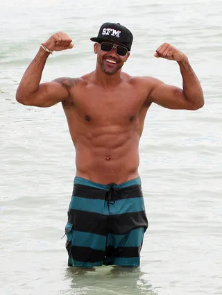 Ripped - Shemar Moore shows off his abs of steel while swimming in the ocean in Miami Beach.&nbsp;(Photo:&nbsp;MCCFL / Splash News)