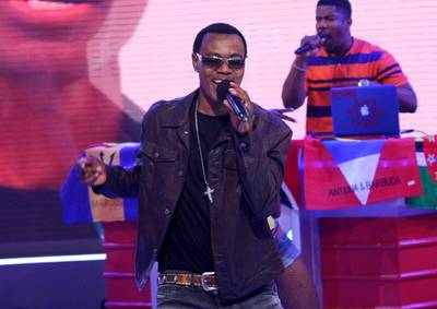 Sing Song - Wayne Wonder performs. (Photo: Bennett Raglin/BET/Getty Images for BET)