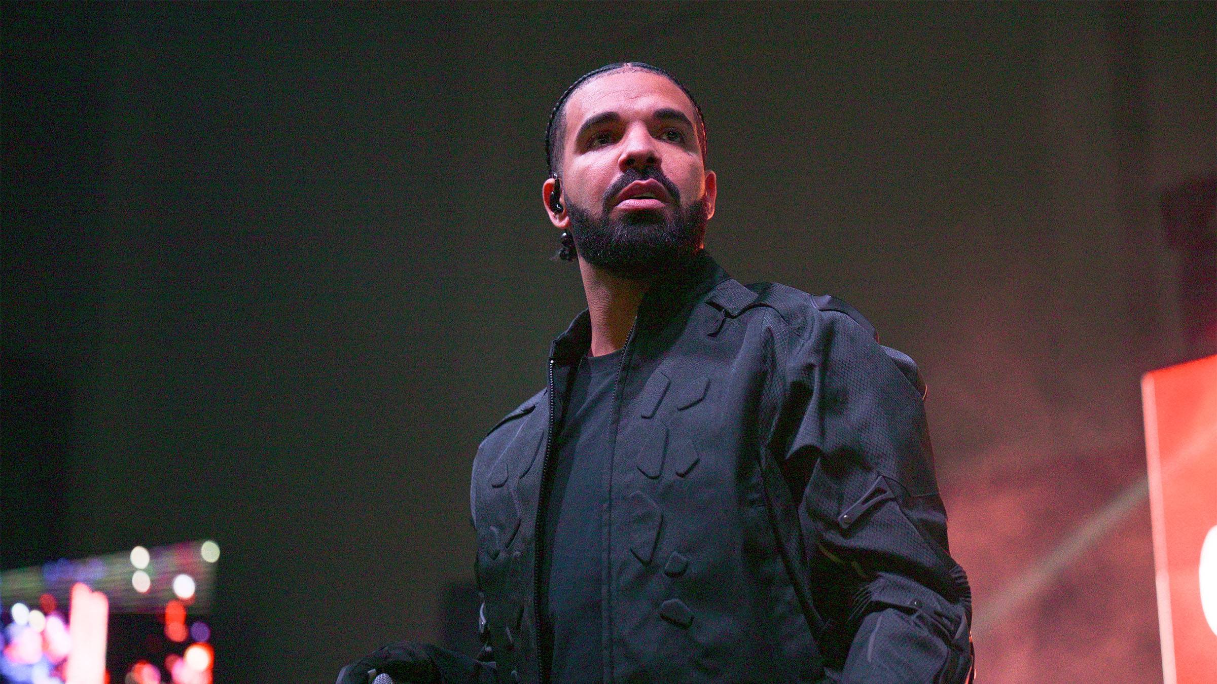 Drake Shows His Reflexes By Catching Book Thrown At Him While On Stage, News