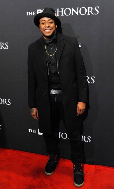 Say Cheese - Musician Raheem DeVaughn looks as good as ever in all black on the red carpet with a fedora that sends his style over the edge.   (Photo: Larry French/BET/Getty Images for BET)