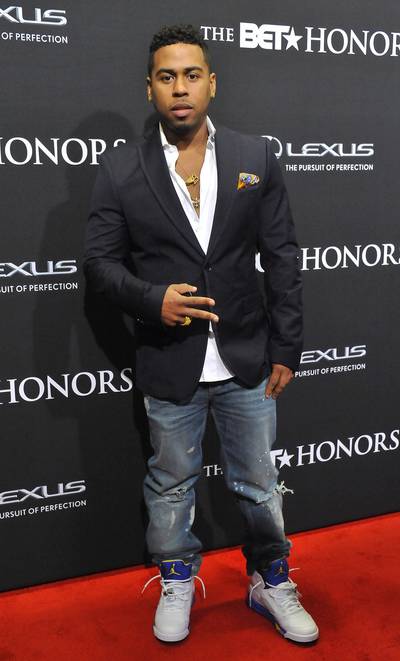 Bringing the Love - Vocalist Bobby Valentino keeps it casual in his blazer, jeans and a fresh pair of Jordans. (Photo: Larry French/BET/Getty Images for BET)