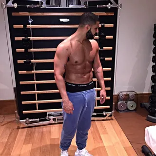 Early Morning Flex - Drake woke up early to feed his muscles and simultaneously dehydrate his followers.(Photo: Drake via Instagram)
