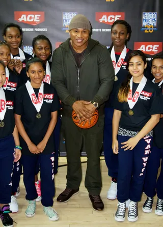 LL Loves the Kids - LL Cool J poses with a group of youngsters at the ACE Brand &quot;A-Game&quot; challenge at Chelsea Piers in New York City. (Photo: Alberto Reyes/WENN.com)