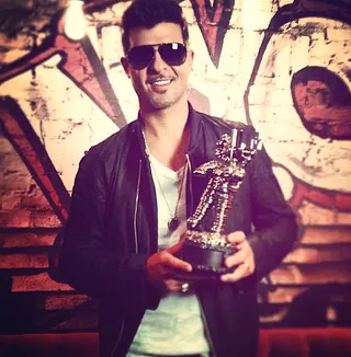 Robin Thicke @robinthicke - Robin Thicke shows some teeth after winning a moon man at this year's VMA's.(Photo: Robin Thicke via Instagram)