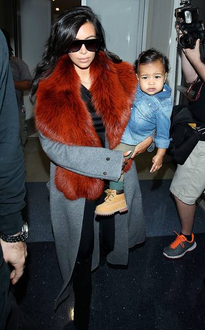 Travelistas - Kim Kardashian and baby North West hit the road again as the mommy-and-baby duo head inside the Los Angeles International Airport.(Photo: Splash News)