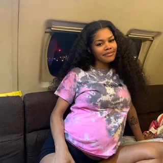 Teyana Taylor - Teyana Taylor&nbsp;has a natural pregnancy glow—see for yourself!&nbsp;Recently, the expecting mom posted this photo of herself makeup-free while on an overnight jet flight.&nbsp;“Love ah good red eye,” she wrote on Instagram with her baby bump peeking from underneath her&nbsp;Pretty Little Thing&nbsp;shirt. “Auntie Tunia beat downnnn to da ground. I’m bout to knock out.”Even when she’s fatigue, she’s still fab!&nbsp;ICYMI:&nbsp;Teyana already has her birthing plan for her second child with her husband,&nbsp;Iman Shumpert.&nbsp;Besides deciding on an at-home birth, the singer is also entrusting soul singer and certified doula&nbsp;Erykah Badu&nbsp;to help her give birth.&nbsp;Read more,&nbsp;here. (Photo via Teyana Taylor/Instagram)