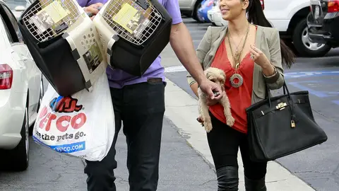 Big Love - Kim Kardashian and her giant fiancé, basketball player Kris Humphries, took Kim's dog along as they shopped at Petco in Los Angeles. (Photo:&nbsp;BEL/Fame Pictures)