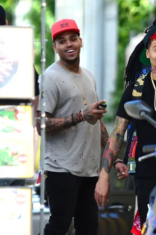 Make Art, Not War - Chris Brown&nbsp;is all smiles while collaborating with artist Ron Bass on a graffiti mural in Miami.(Photo: Manuel Munoz, PacificCoastNews)
