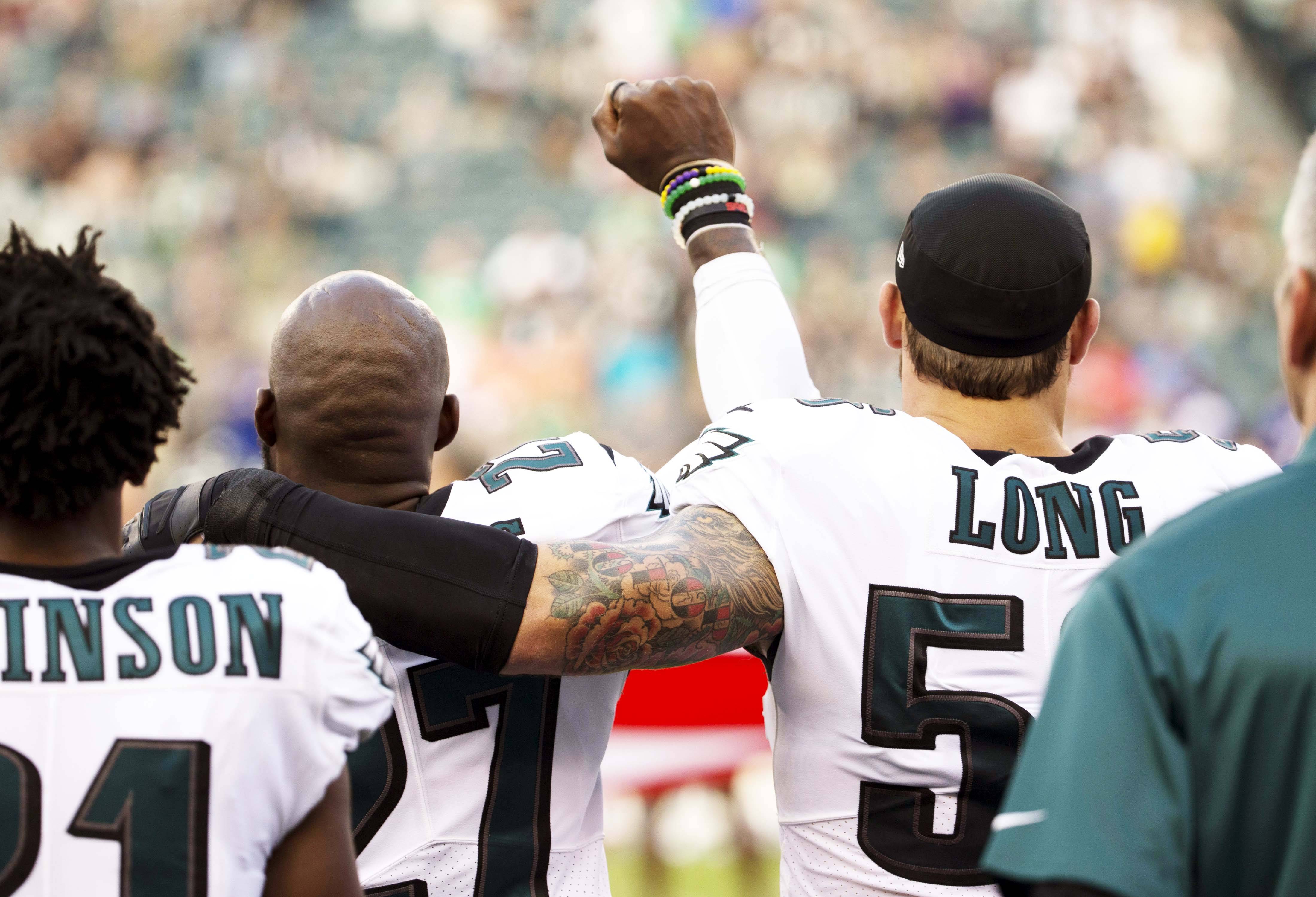 People Applauded White Eagles Player Chris Long For Supporting