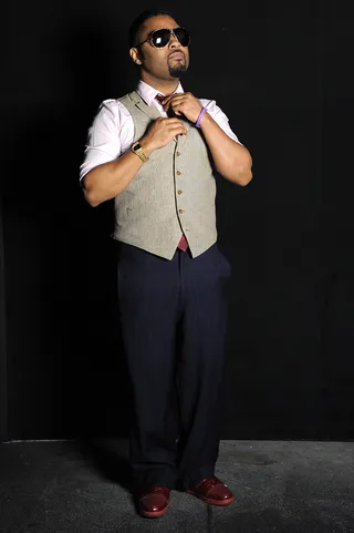 Let's Fix My Tie\r - Musiq Soulchild fixes tie backstage at BET's 106 &amp; Park. (Photo: John Ricard/BET)