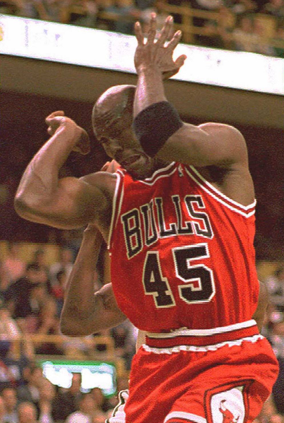 Michael Jordan wearing number 45 in his return to the Chicago Bulls  Michael  jordan wallpaper iphone, Michael jordan, Michael jordan basketball