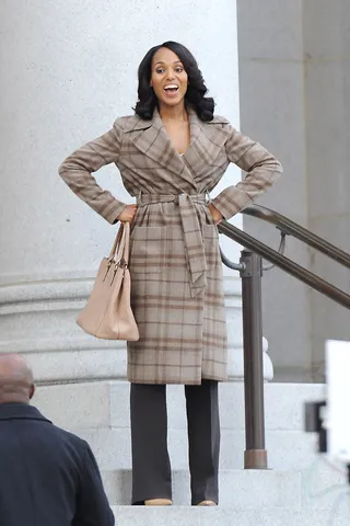 Ms. Pope Goes to Washington - A trench coat-ed Kerry Washington films a scene for Scandal in downtown Los Angeles.&nbsp; (Photo: Cousart/JFXimages/WENN.com)