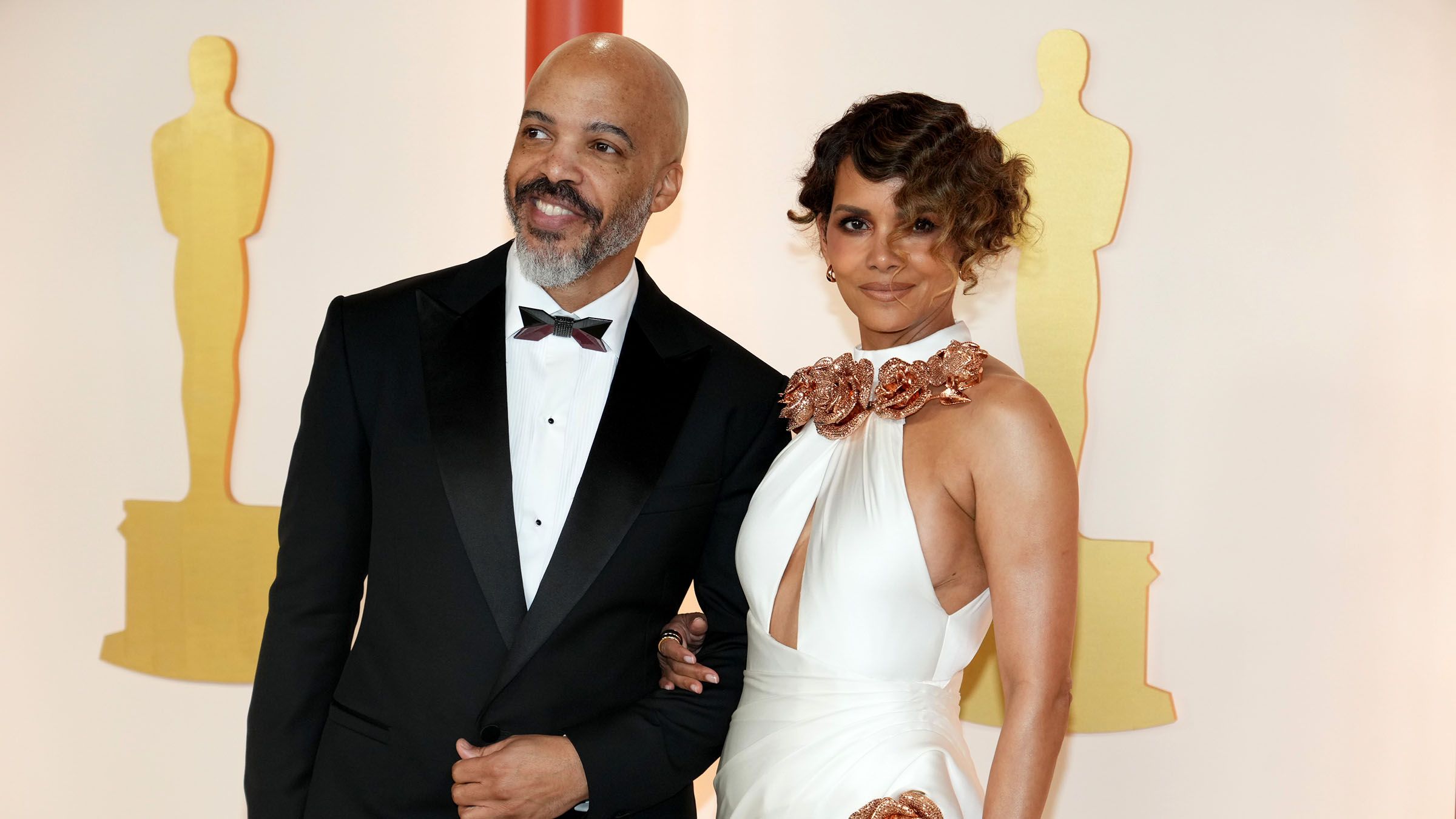 Halle Berry Kisses Boyfriend Van Hunt in Cozy New Photos: 'Be the Woman a Man Needs' - Vimarsana News