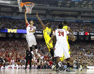 Gimme a Hand! - Louisville's Peyton Siva attempts a shot against Tim Hardaway Jr. of the Michigan Wolverines during the second half. (Photo:&nbsp; Streeter Lecka/Getty Images)