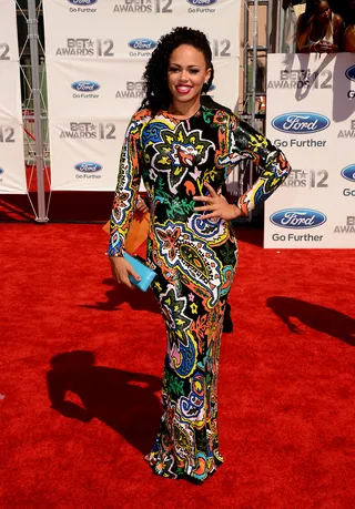 Elle Varner - Songstress Elle Varner slipped into a curve-hugging printed Enyce dress accessorized with a sky blue clutch and side-swept spiral curls.&nbsp;(Photo: Jason Merritt/Getty Images For BET)