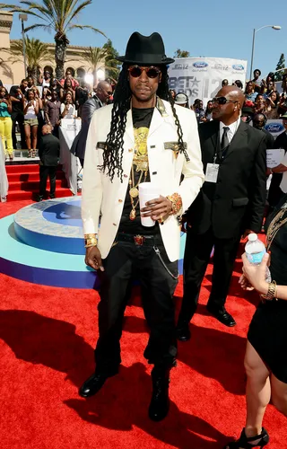 2 Chainz - Crimped dreads, a cream blazer and some drank in his cup, 2 Chainz stepped out tonight ready to have a good time.(Photo: Mark Davis/Getty Images for BET)