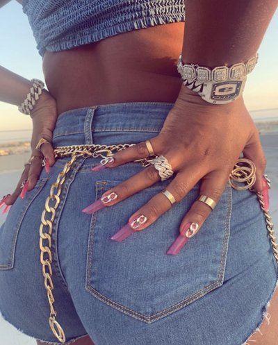 Megan Thee Stallion - Megan Thee Stallion&nbsp;loves her fresh new manicure featuring chain-link décor. Showing off her stylish nails, the “Hot Girl” rapper posted this photo on Instagram highlighting her new mani, sexy curves, and fabulous taste for gold jewelry.&nbsp;We don’t know about you, but this snap is giving us aesthetic vibes.&nbsp; (Photo:&nbsp;Meg Thee Stallion/ Instagram) Meg Thee Stallion/ Instagram
