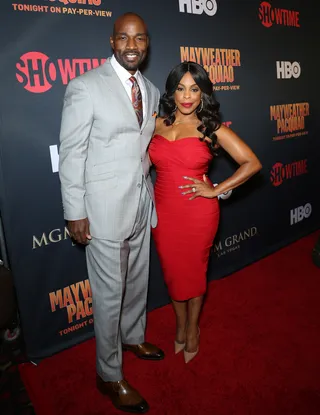 Niecy in Red - Niecy Nash was a vision in all red everything on the arm of her husband Jay Tucker.  (Photo: FilmMagic/FilmMagic)