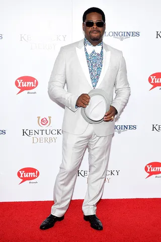 Dressed to Thrill - Boyz II Men's Nathan Morris contrasts his white suit with a bright blue shirt.  (Photo: Michael Loccisano/Getty Images for Churchill Downs)