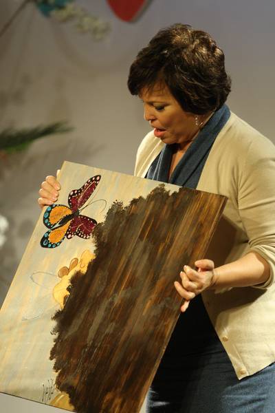 Eye for the Arts - Lee shows off a painting during the luncheon. (Photo: Chaz Neill/PictureGroup)