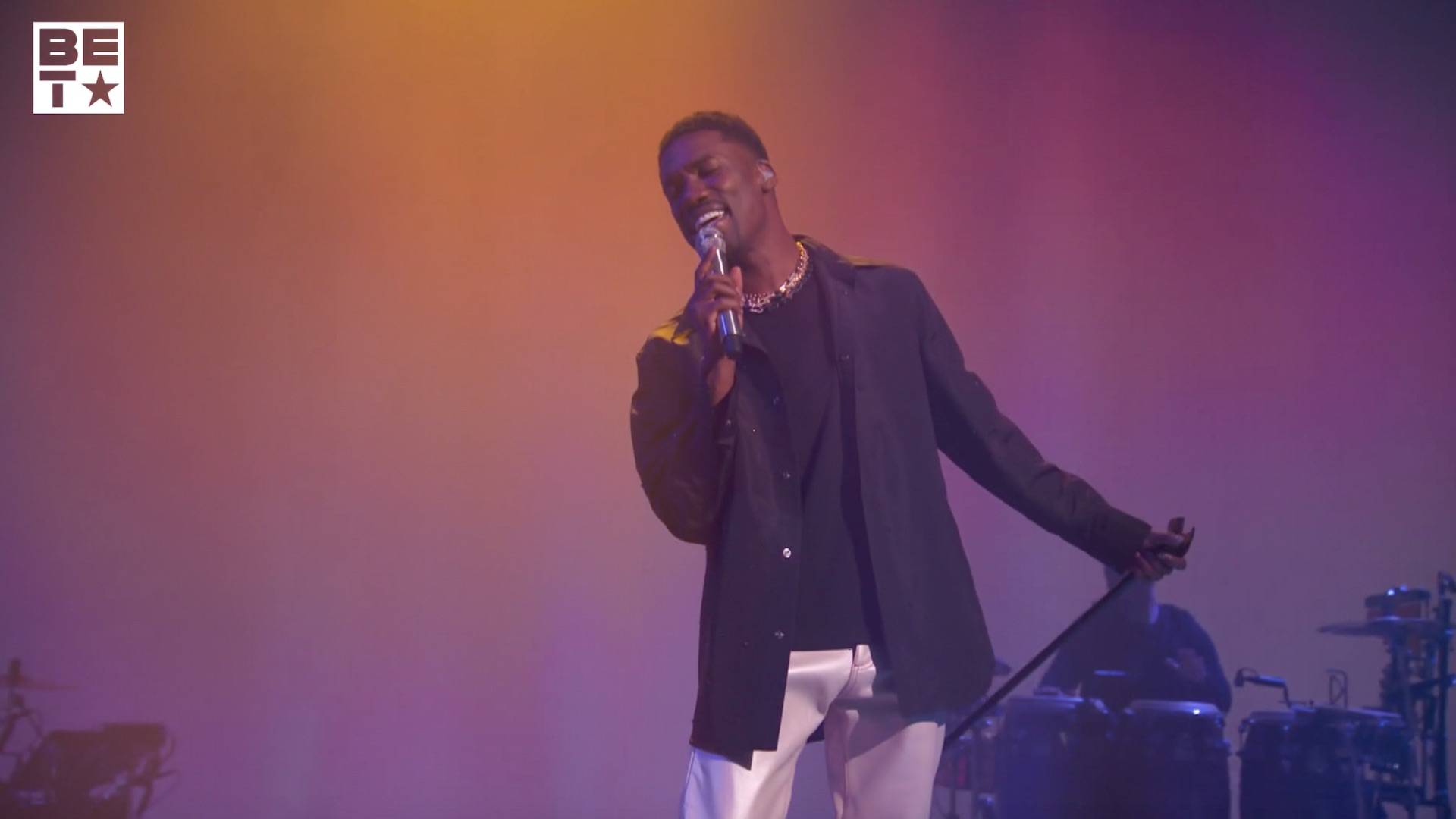 Giveon performs his songs "Heartbreak Anniversary," "For Tonight" and "Lie Again" at the BET Awards 2022.
