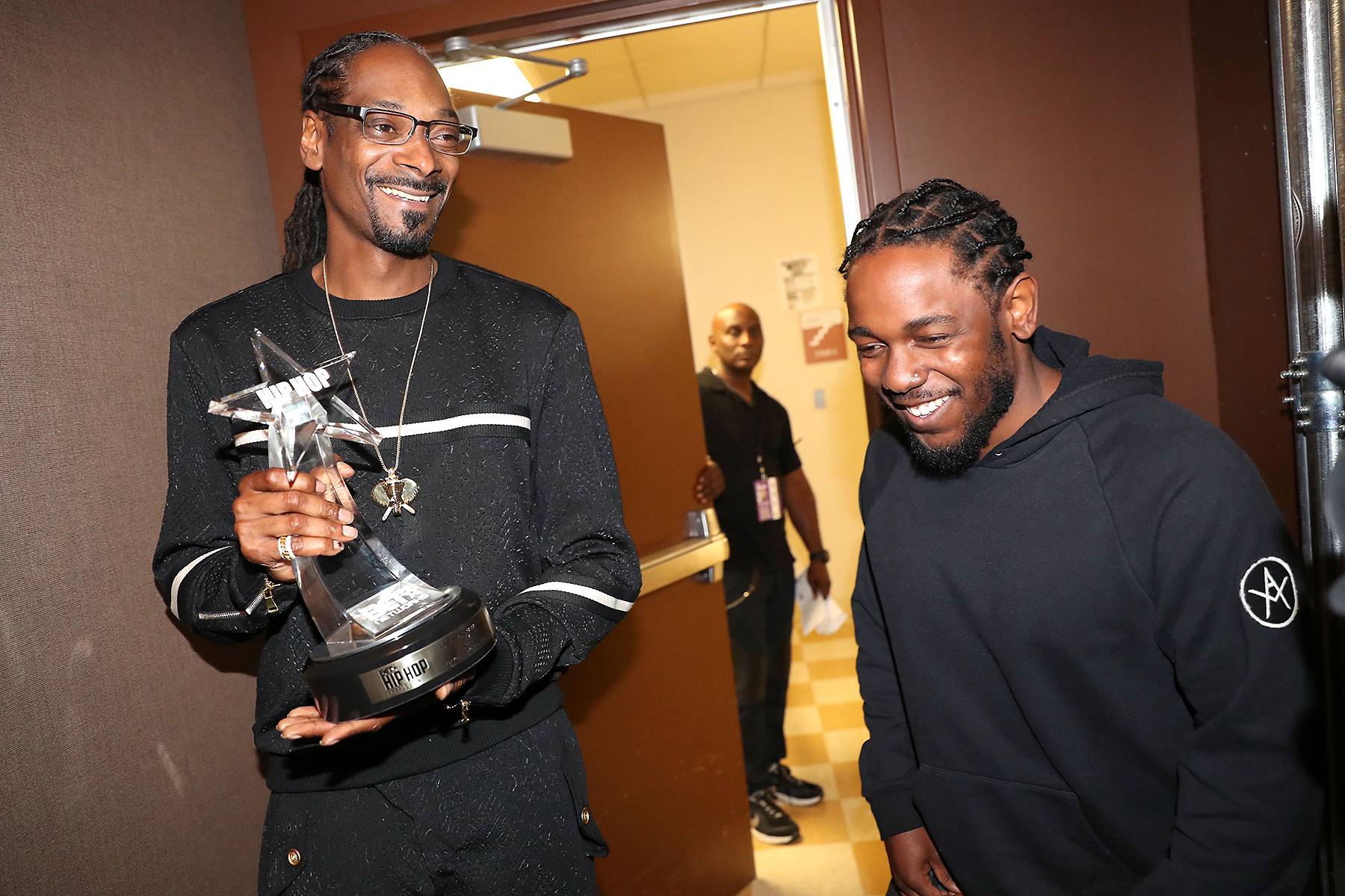 BET Hip-Hop Awards 2016: Watch Kendrick Lamar Present Snoop Dogg With “I Am  Hip-Hop” Award