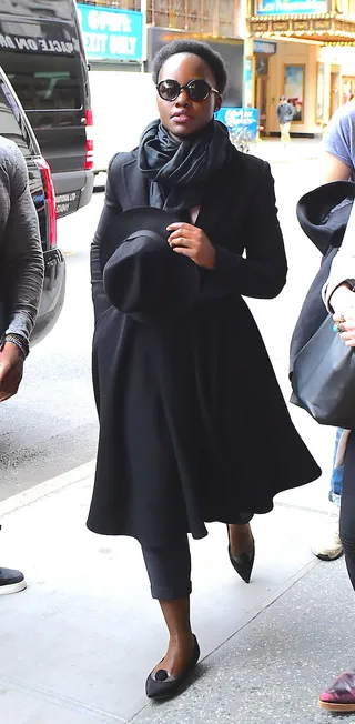 Cozy Chic - Lupita Nyong'o was spotted making a fashionable arrival to Eclipsed on Broadway earlier this week.(Photo: 247PAPS.TV / Splash News)