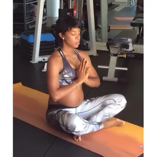 Kelly Rowland @kellyrowland - Want to know how to keep your cool while preggo? Just take a cue from this child of destiny&nbsp;and practice yoga. Now go get your “Om” on!(Photo: Kelly Rowland via Instagram)
