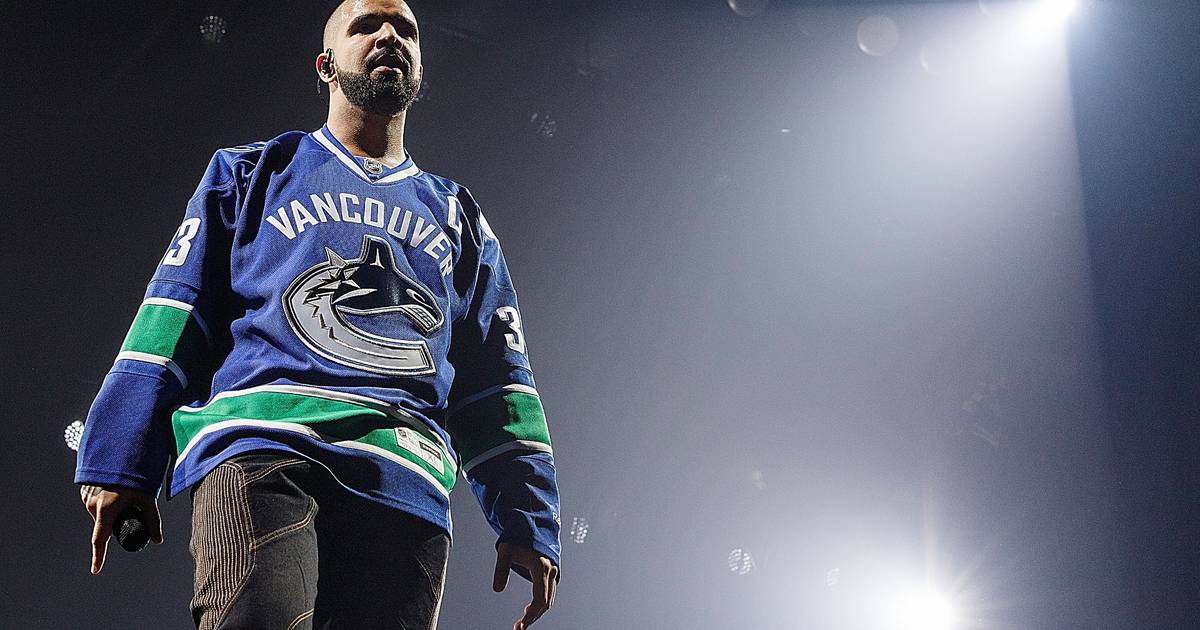 Drake Hands Out Stacks of Cash to Toronto Residents for Christmas, News