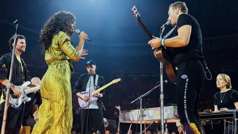 Kelly Rowland on stage with Coldplay's Chris Martin during Atlanta tour stop in June 2022.